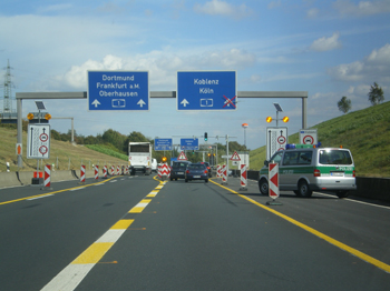 Autobahnbrcke A1 Rhein Kln Leverkusen Lkw-Schrankenanlage 174