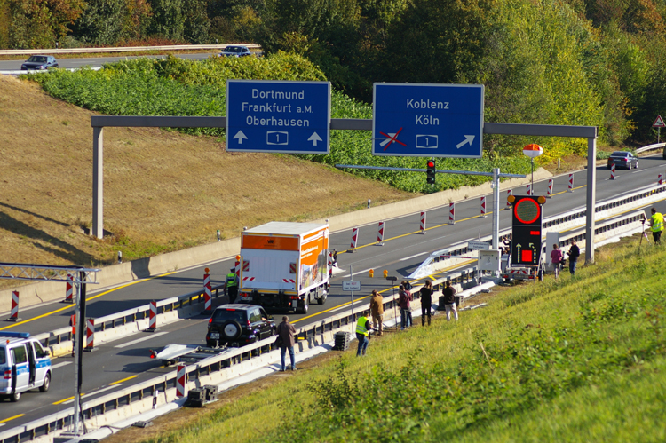 Autobahnbrcke A1 Rhein Kln Leverkusen Lkw-Schrankenanlage 34