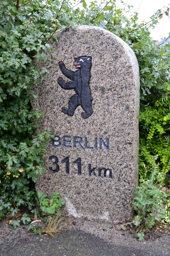 Kilometerstein mit dem Berliner Bren Ellerau 3