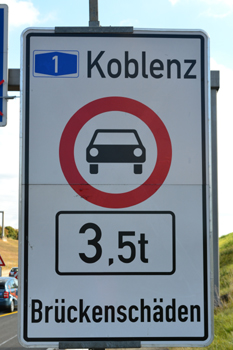 Rheinbrcke Leverkusen Kln Autobahnbrcke Lkw-Sperre Schrankenanlage 120